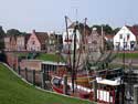 Blick über den Hafen mit Krabbenkutter